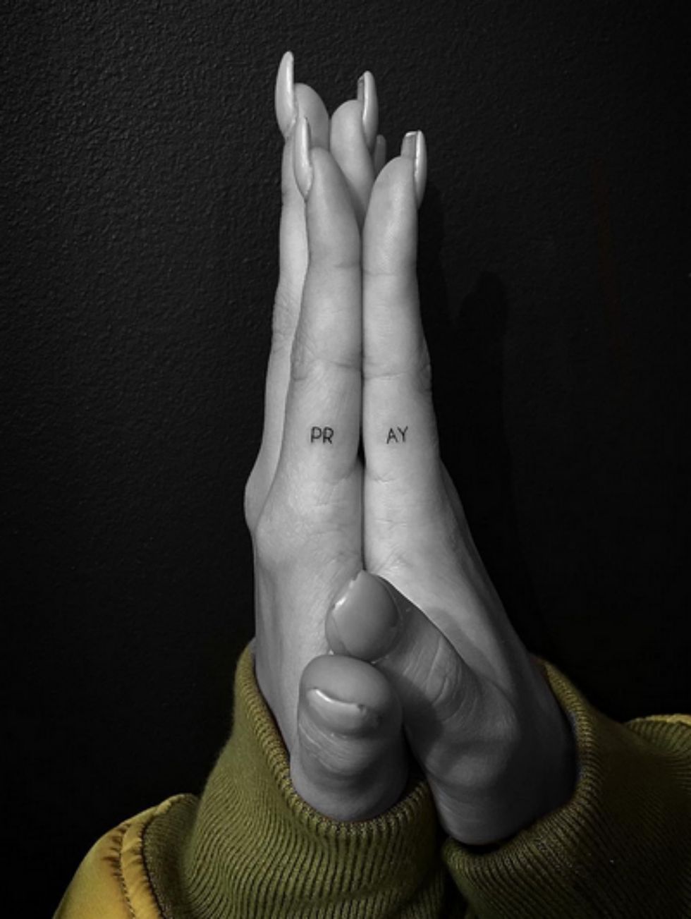 Finger, Wrist, Hand, Thumb, Gesture, Darkness, Nail, Sign language, Flesh, Sweater, 