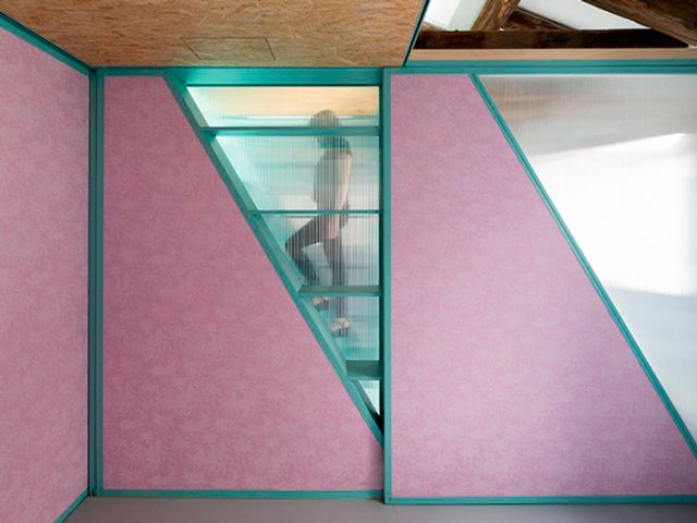 Glass, Ceiling, Fixture, Transparent material, Parallel, Teal, Rectangle, Daylighting, Symmetry, Handrail, 