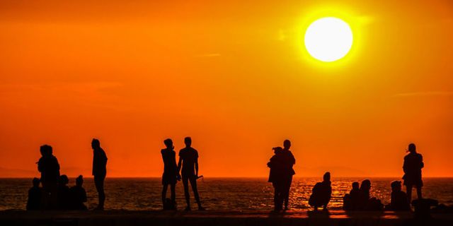 People on beach, Sun, Sunset, Sunrise, Astronomical object, People in nature, Amber, Orange, Sunlight, Horizon, 