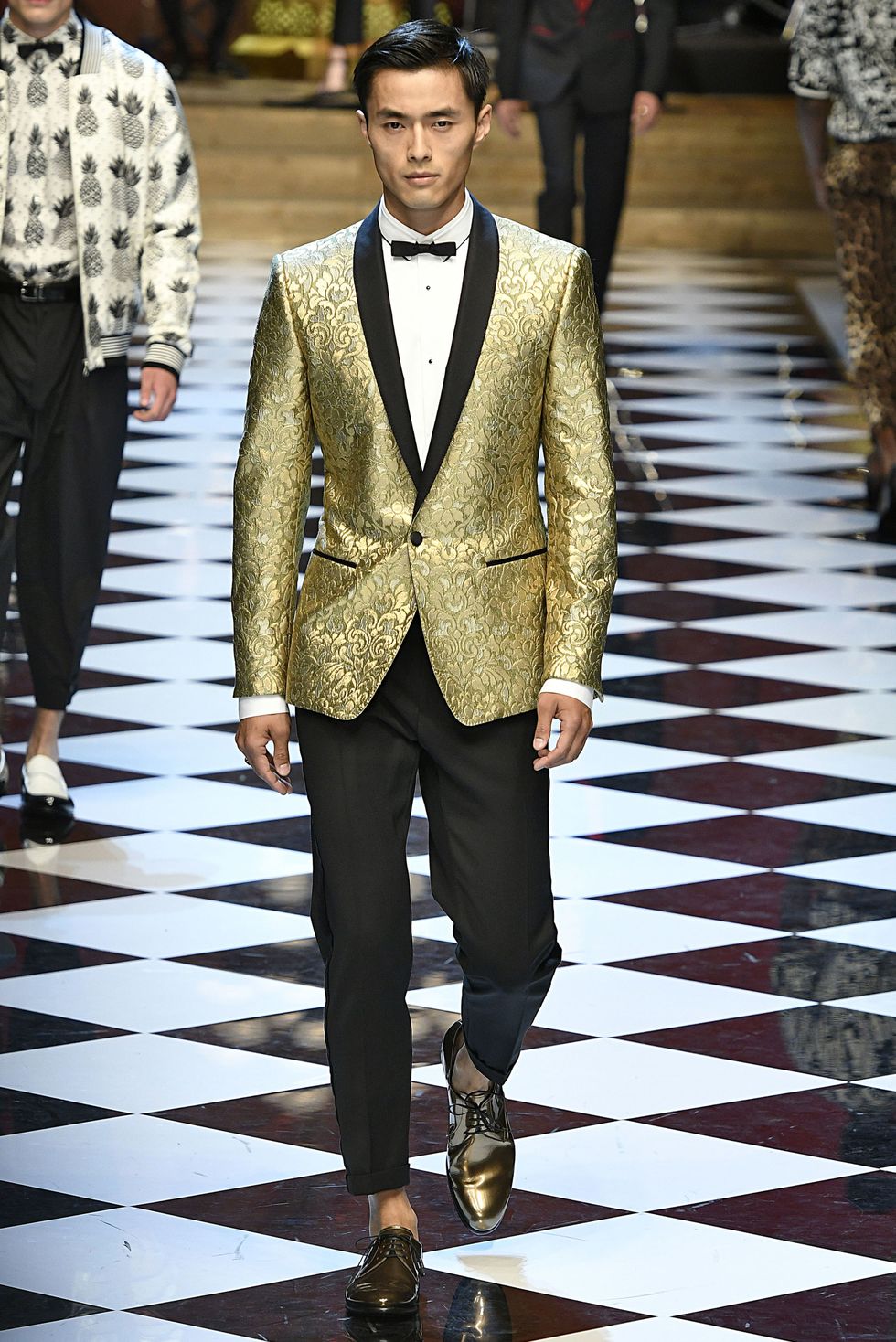<p><strong><strong>Gezien bij</strong>: </strong>Dolce & Gabbana<span class="redactor-invisible-space"></span></p><p><strong>Doe na, want: </strong>Verwacht de terugkeer van het glinsterende jasje, zoals gezien op de show van Dolce & Gabbana. Dit gouden exemplaar doet het net zo goed op een denim als op een zwart jurkje. </p>