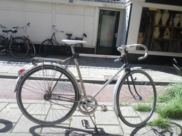 Wheel, Bicycle tire, Tire, Bicycle wheel, Bicycle wheel rim, Bicycle frame, Bicycle, Bicycle handlebar, Bicycle part, Bicycle saddle, 