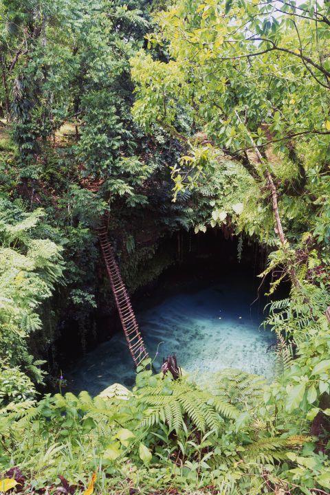 <p><em>Als alternatief op Fiji</em></p><p>Op huwelijksreis naar zon-zee-strand is misschien leuk,<br><br>
maar allang niet origineel meer. Wil je toch voor een exotische plek gaan, kies<br><br>
dan voor het afgelegen Samoa, waar je romantische avonden kan spenderen in de<br><br>
To Sua Ocean Trench op het eiland Upolo, een verborgen meer waar je tot diep in<br><br>
de nacht met z'n tweeën kan zwemmen.</p>