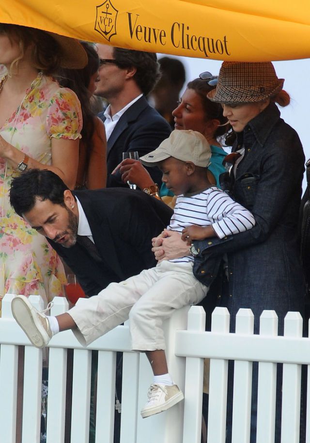 <p>Samen met Madonna en zoon kijken naar een polowedstrijdje met Prins Harry.</p>