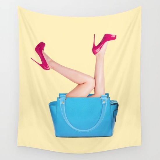 <p>Wall tapestry 'Bag & high heels', vanaf $39.00, verkrijgbaar via <a href="https://society6.com/product/bag--high-heels_tapestry#s6-4096468p42a55v412" target="_blank">Society6 shop</a></p>