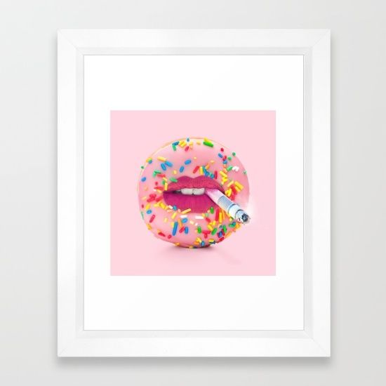 <p>Do-nut Smoke framed art print, vanaf $39.00, verkrijgbaar via <a href="https://society6.com/product/do-nut-smoke_framed-print#s6-4228336p21a12v61a13v54" target="_blank">Society6 shop</a></p>