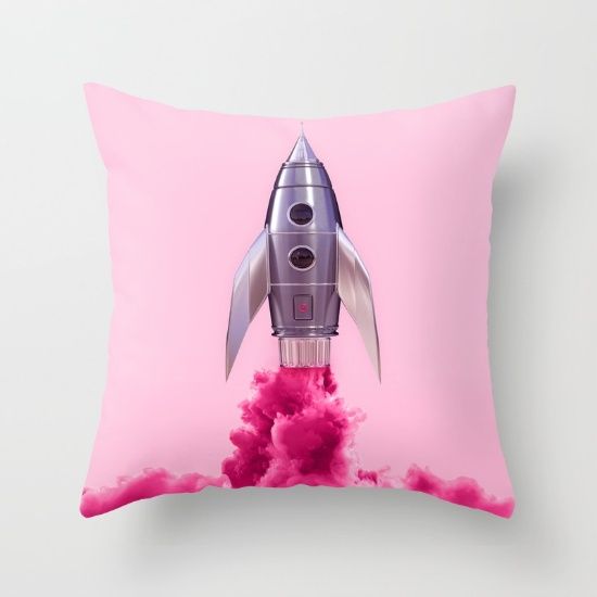<p>Rocket pillow cover, vanaf $20.00, verkrijgbaar via <a href="https://society6.com/product/rocket-hec_pillow#s6-4345534p26a18v126a25v193">Society6 shop</a></p>