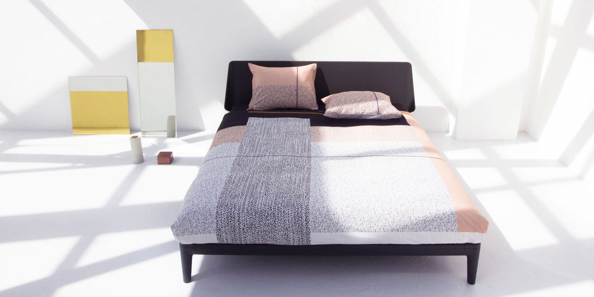 zij is Veel gevaarlijke situaties Leer Mae Engelgeer ontwikkelt limited edition collectie voor Auping zij is Veel gevaarlijke situaties Leer Mae Engelgeer ontwikkelt limited edition collectie voor Auping