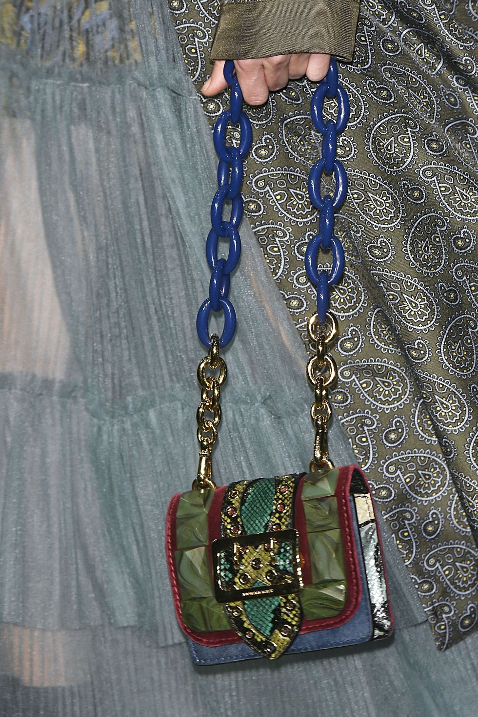 Blue, Textile, Style, Chain, Bag, Fashion accessory, Pattern, Fashion, Shoulder bag, Metal, 