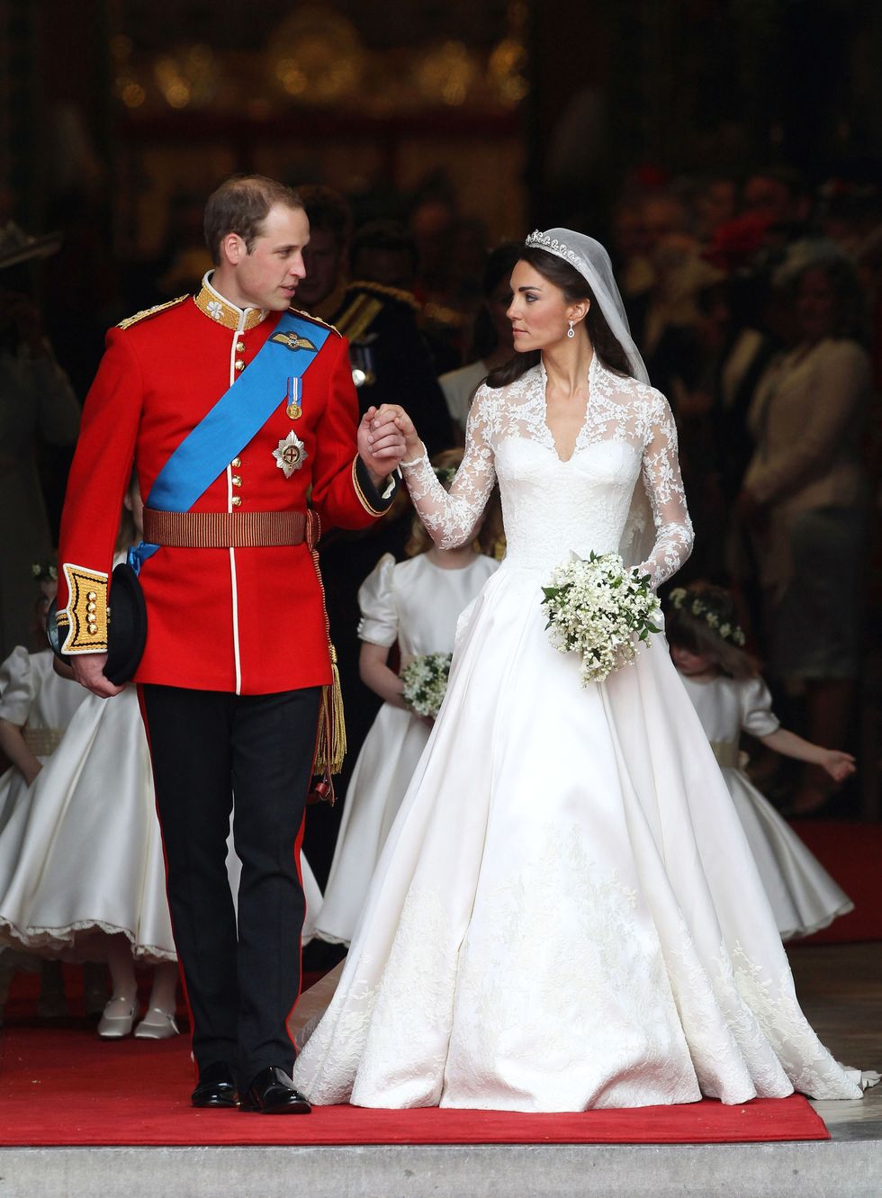 <p>Een van de bekendste trouwjurken <em data-redactor-tag="em">ever</em>: Kate Middletons prachtige kanten nummer van de hand van Sarah Burton (Alexander McQueen). De <em data-redactor-tag="em">custom made</em> jurk kostte – naar verluid – $400.000 (wat de Royal Family dus nooit heeft bevestigd).</p><p><em data-redactor-tag="em">foto: Getty</em></p>