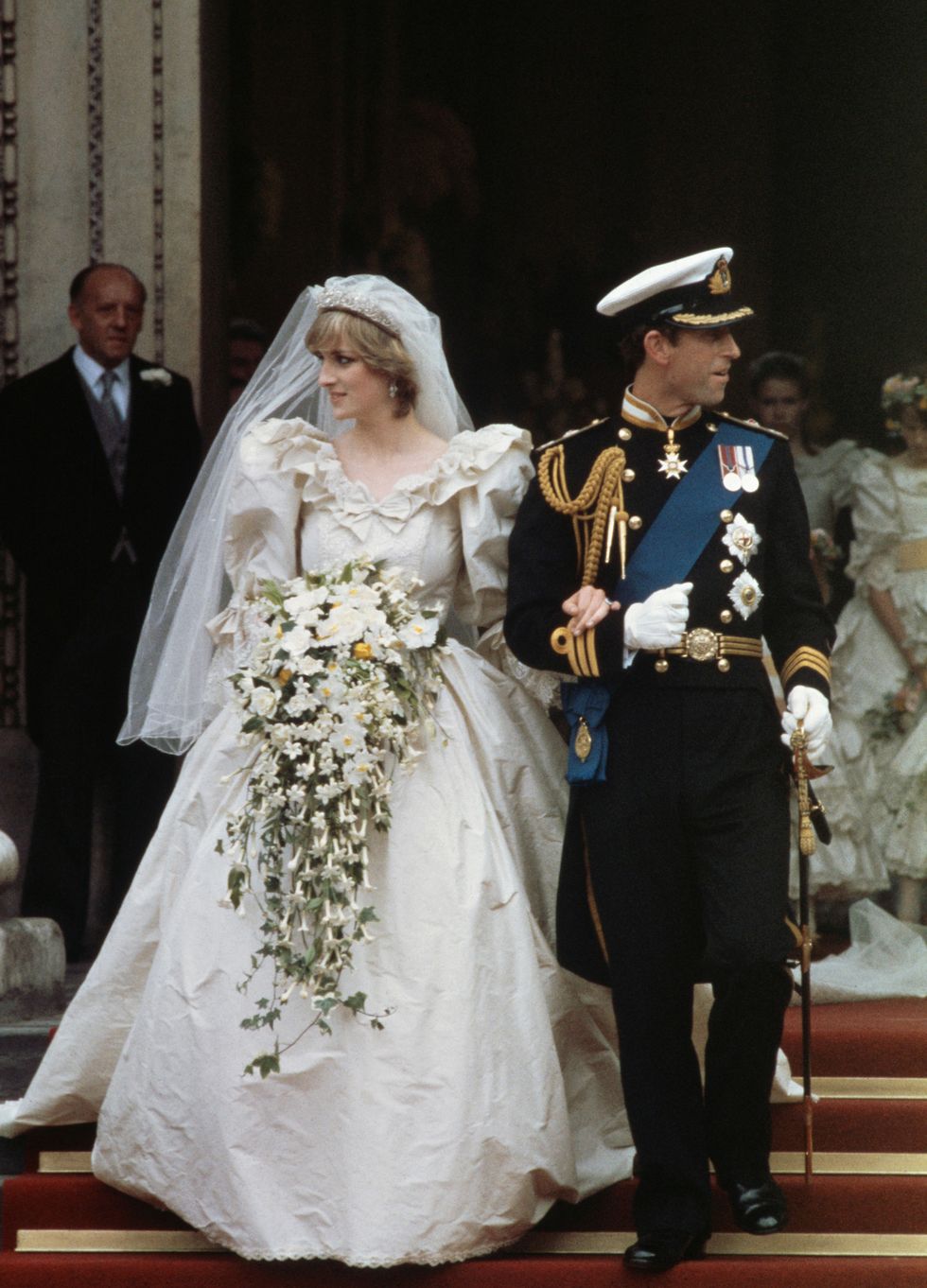 <p>Prinses Diana trouwde op 20-jarige leeftijd met Prins Charles. Haar jurk van Elizabeth and David Emanuel kostte toen $12.000 (in 2016 moet je denken aan een waarde van $31.000). Er zaten 10000(!) parels op de sleep.</p><p><em data-redactor-tag="em">foto: Getty</em></p>