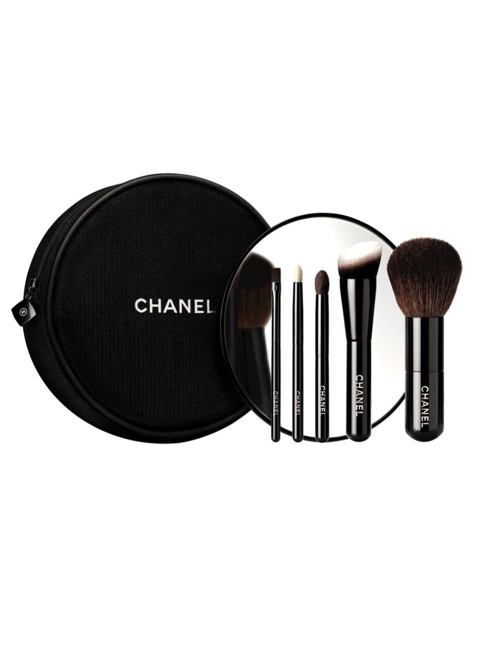 <p>Chanel Les Minis de Chanel (limited edition), € 92 - verkrijgbaar via <a href="http://www.chanel.com/en_HK/fragrance-beauty/makeup/p/brushes-and-accessories/lip-brushes/les-mini-de-chanel-collection-of-5-essential-mini-brushesbr_limited-edition-p137367.html#skuid-0137367" target="_blank">chanel.com</a></p><p>Voor meer inspiratie breng je een bezoek aan onze&nbsp;<a href="http://www2.elle.nl/shop/#!/view/tags/282/" target="_blank">ELLE Shop Gift Guide</a>&nbsp;&gt;<span class="redactor-invisible-space" data-verified="redactor" data-redactor-tag="span" data-redactor-class="redactor-invisible-space"></span><br></p>
