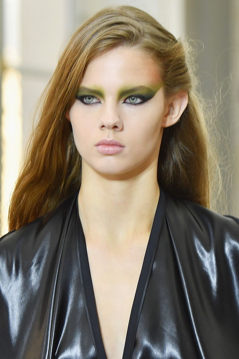 <p>The bright, winged-out shadow at the Louis Vuitton spring 2017 show came in shades of green and purple, but were grounded with a stark rim of black liner.</p>