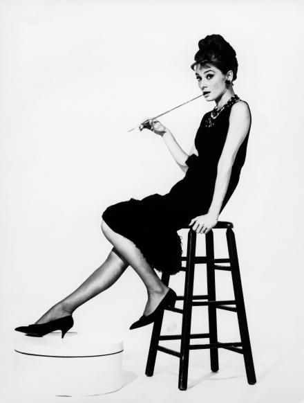 Audrey Hepburn, portret op een barkruk (Breakfast at Tiffany's)