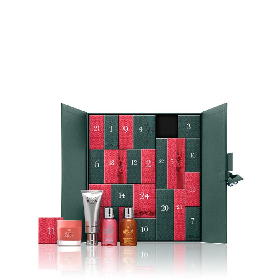 <p>Molton Brown, € 185 - verkrijgbaar via&nbsp;<a href="http://www.moltonbrown.eu/store/gifts/christmas-gifts/scented-luxuries-advent-calendar/MBC632/" target="_blank">Molton Brown</a><span class="redactor-invisible-space" data-verified="redactor" data-redactor-tag="span" data-redactor-class="redactor-invisible-space"></span></p>