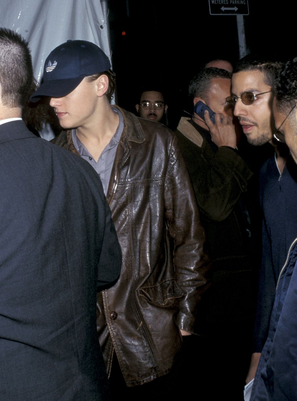 Leonardo DiCaprio en zijn 'posse' backstage bij de Victoria's Secret Show in 1997
