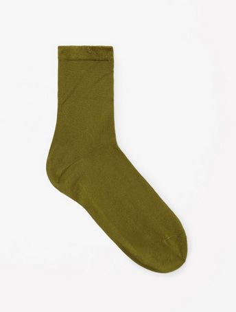 <p>€ 7 - via <a href="http://www.cosstores.com/nl/Women/Socks_Tights/Metallic_ankle_socks/37763971-56999853.1#c-365612" target="_blank">Cos</a></p>