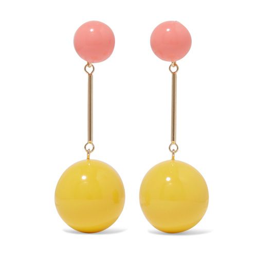 <p>€ 350 - verkrijgbaar via <a href="https://www.net-a-porter.com/nl/en/product/815154/j_w_anderson/gold-tone-resin-earrings" target="_blank">net-a-porter.com</a></p>