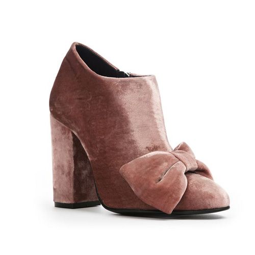 <p>€ 359 - verkrijgbaar via&nbsp;<a href="http://www.morobeshoes.com/en/boot/morobe/velours-textile-ravenna-w1602.htm?color=oldpink&amp;size=41" target="_blank" data-tracking-id="recirc-text-link">morobeshoes.com</a><span class="redactor-invisible-space" data-verified="redactor" data-redactor-tag="span" data-redactor-class="redactor-invisible-space"><a href="http://www.morobeshoes.com/en/boot/morobe/velours-textile-ravenna-w1602.htm?color=oldpink&amp;size=41"></a></span></p>