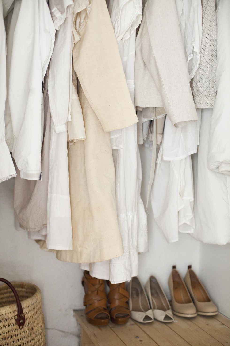 <p>Geef toe: je hebt geen tien witte jurkjes nodig. Trek daarom alles behalve de mooiste exemplaren die je wél draagt uit de kast en doneer de rest aan de kledingcontainer of&nbsp;tweedehandszaak.&nbsp;</p>