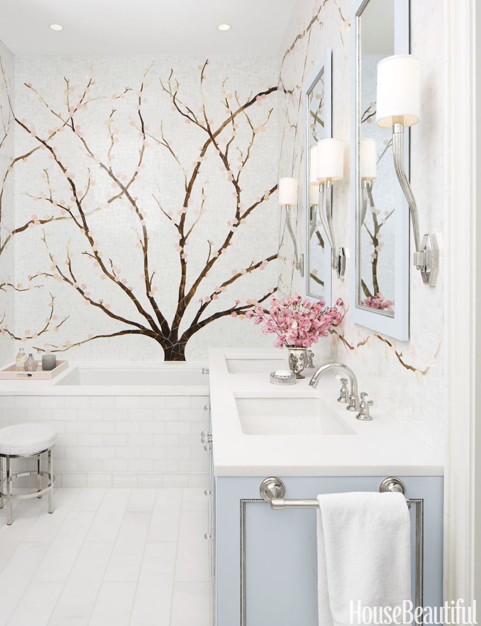 <p>'Ik hou van kersenbloesem,'&nbsp;zegt ontwerper Caroline Beaupère. "En deze&nbsp;<a target="_blank" href="http://www.housebeautiful.com/room-decorating/bathrooms/a3737/cherry-blossom-mural-bathroom/">master badkamer</a> in een huis in Jersey City is geïnspireerd op hanami, de Japanse traditie van het opzoeken van de bloeiende kersenbomen om de lente te vieren.<span class="redactor-invisible-space" data-verified="redactor" data-redactor-tag="span" data-redactor-class="redactor-invisible-space"></span></p>