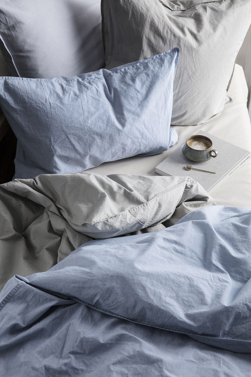 Textile, Linens, Bedding, Bed sheet, Pillow, Home accessories, Cushion, Throw pillow, Blanket, Duvet, 