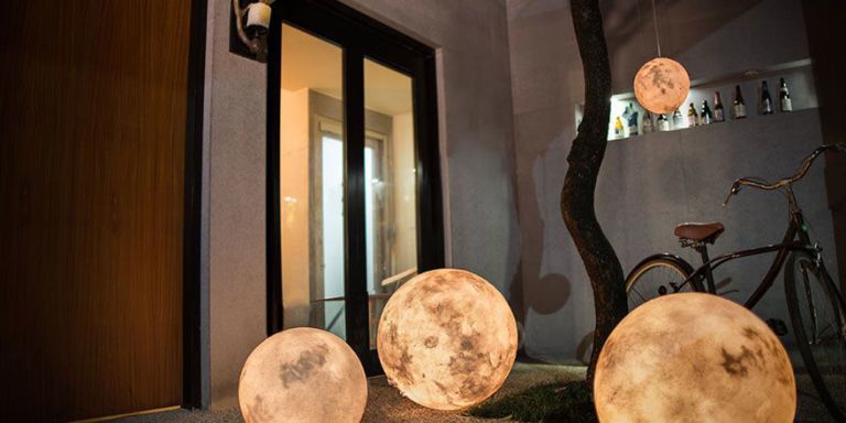 Vijf Veroveraar verslag doen van Deze maanlamp is alles wat je nú aan verlichting in huis wil hebben