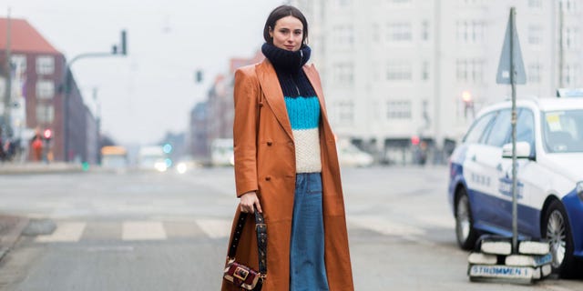 Brown, Sleeve, Winter, Textile, Coat, Outerwear, Style, Street fashion, Collar, Fashion accessory, 