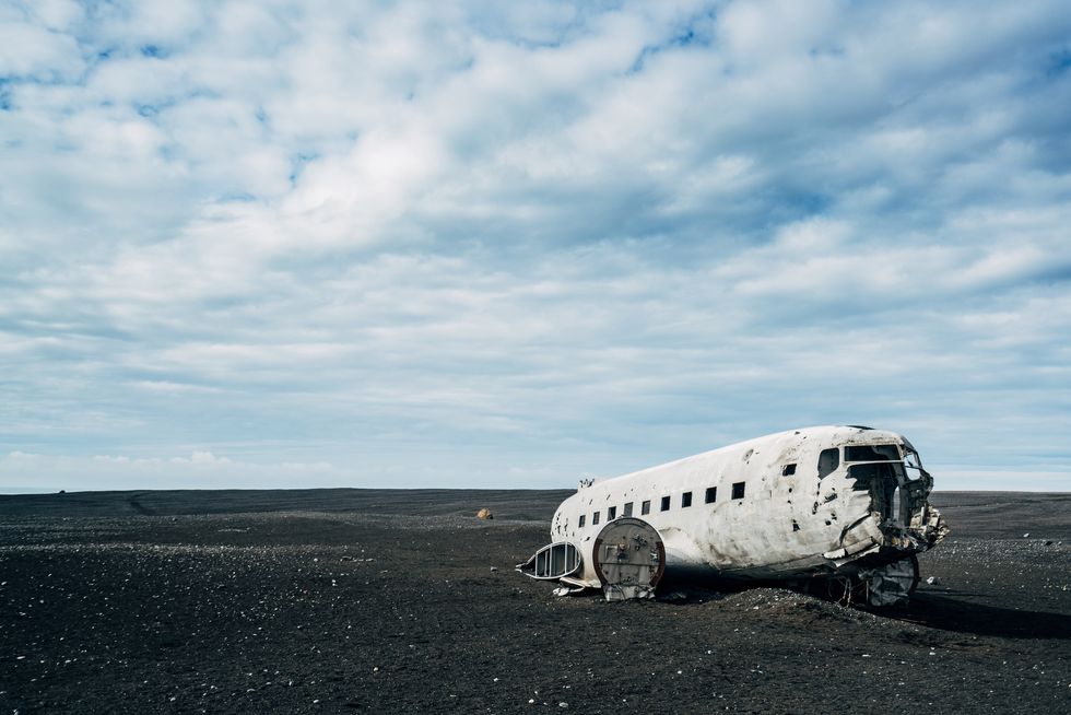 Airplane, Aircraft, Cloud, Landscape, Horizon, Plain, Ecoregion, Cumulus, Air travel, Propeller-driven aircraft, 