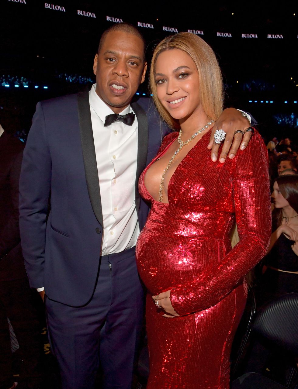 <p>Na haar epische Grammy-optreden verscheen Beyoncé een rode paillettenjurk van Roberto Cavalli, ontworpen door&nbsp;Peter Dundas.</p>