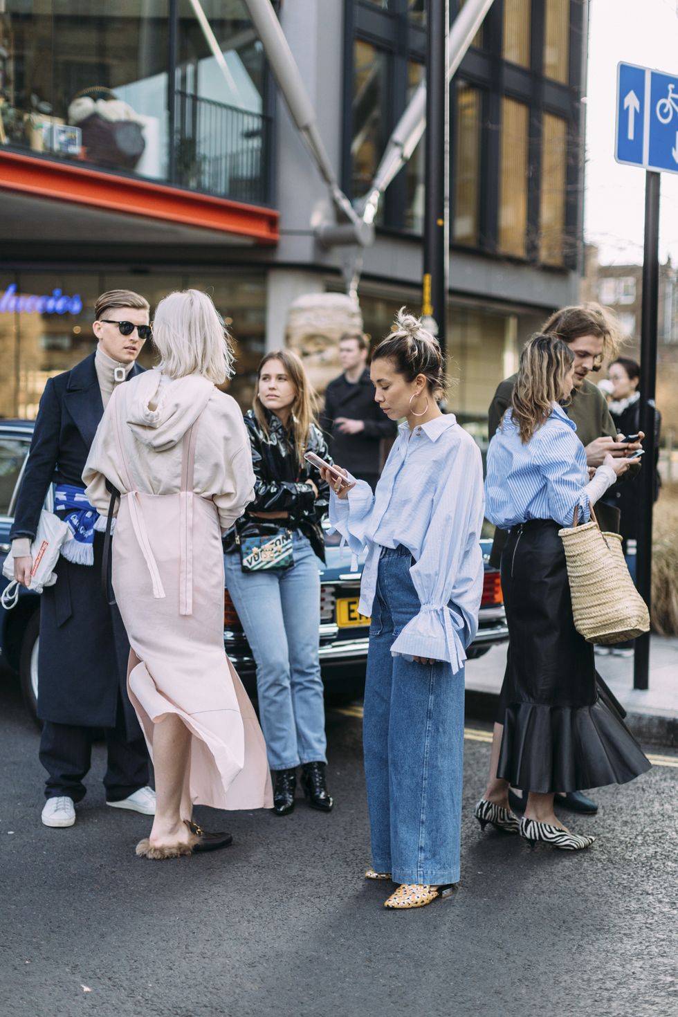 <p>Gespot @ Londen Fashion Week a/w 2017<span class="redactor-invisible-space" data-verified="redactor" data-redactor-tag="span" data-redactor-class="redactor-invisible-space"></span></p>