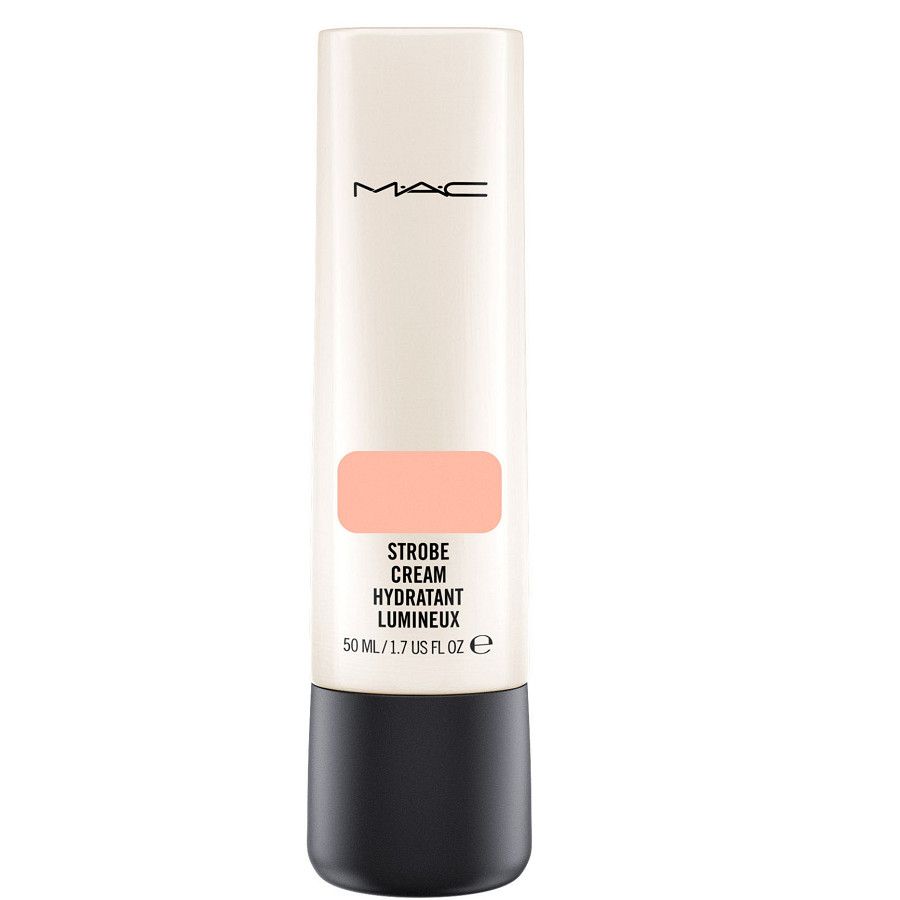 <p>MAC&nbsp;Strobe Cream, kleur:<span class="redactor-invisible-space" data-verified="redactor" data-redactor-tag="span" data-redactor-class="redactor-invisible-space">&nbsp;Peachlite, € 33 -&nbsp;verkrijgbaar via <a href="https://go.shoppable.nl/r/8330028/34812098/ext" target="_blank" data-tracking-id="recirc-text-link">douglas.nl</a>&nbsp;</span></p>