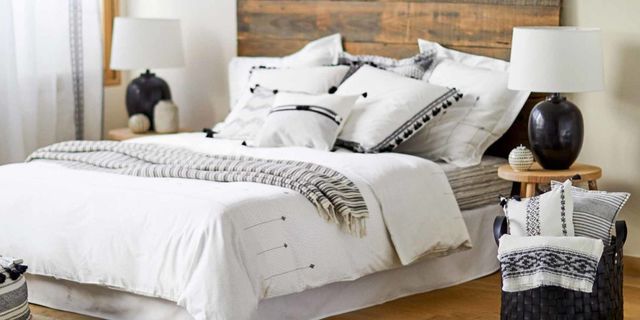 Bed sheet, Bedding, Bed, Furniture, Bedroom, Duvet cover, Textile, Bed frame, Duvet, Room, 