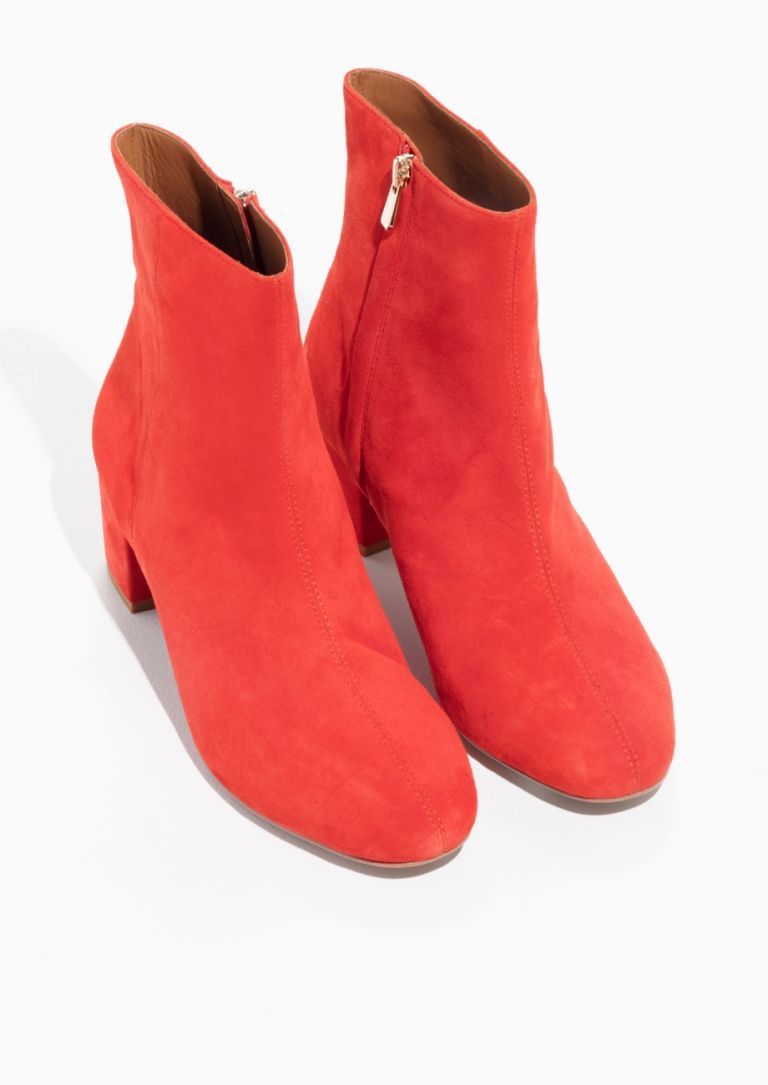 <p>€ 125 - verkrijgbaar via <a href="http://www.stories.com/it/Shoes/All_shoes/Suede_Ankle_Boots/590763-0446358007.2#Rel?PC=Shoes_All shoes | filter" target="_blank" data-tracking-id="recirc-text-link">stories.com</a></p>