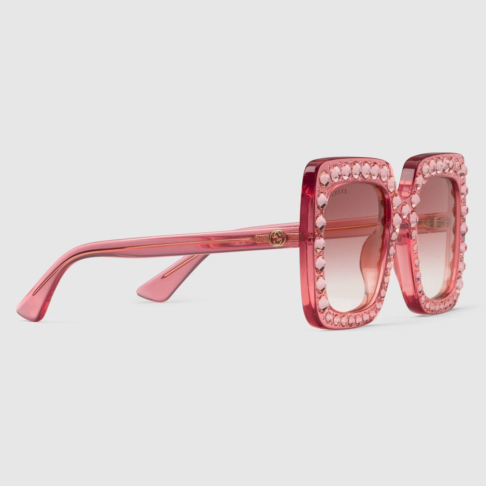 <p>€ 700 - verkrijgbaar via <a href="https://www.gucci.com/nl/en_gb/pr/women/womens-accessories/womens-sunglasses/womens-oversized/oversize-square-frame-acetate-sunglasses-with-crystals-p-470484J07405851?position=2&amp;listName=ProductGridComponent&amp;categoryPath=Women/Womens-Accessories/Womens-Sunglasses" target="_blank" data-tracking-id="recirc-text-link">gucci.com</a></p>