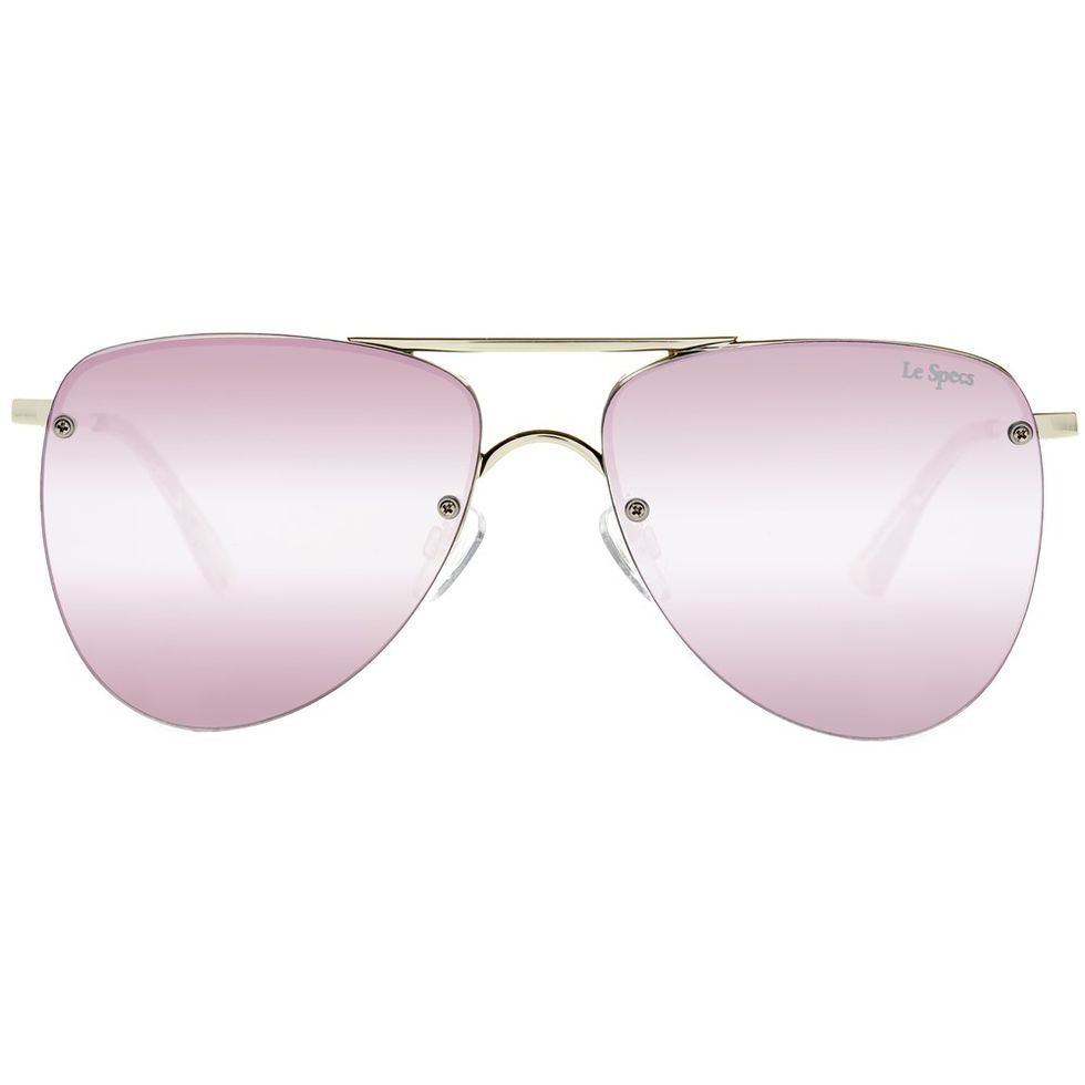 <p>€ 86,66 - verkrijgbaar via <a href="http://www.asos.com/le-specs/le-specs-flat-lens-aviator-in-rose-gold/prd/7999838?iid=7999838&amp;clr=Go1&amp;SearchQuery=aviator&amp;pgesize=36&amp;pge=0&amp;totalstyles=244&amp;gridsize=3&amp;gridrow=4&amp;gridcolumn=1" target="_blank" data-tracking-id="recirc-text-link">asos.com</a></p>