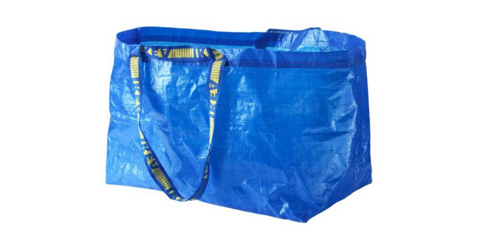rollen perzik dilemma Balenciaga's nieuwste 2000 euro kostende tote bag lijkt wel héél veel op  Ikea's grote blauwe (was)tas