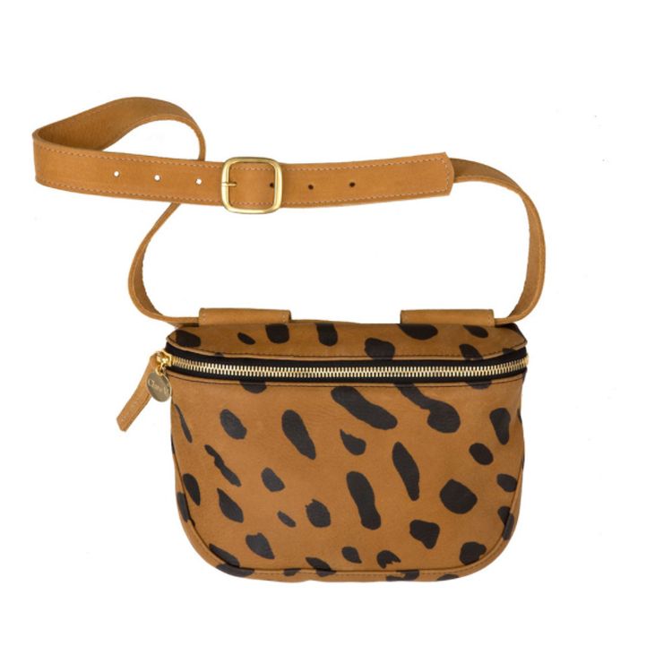 <p>Clare V., € 257 - verkrijgbaar via <a href="https://www.clarev.com/products/fannypack-jaguar-printed" target="_blank" data-tracking-id="recirc-text-link">clarev.com</a><span class="redactor-invisible-space" data-verified="redactor" data-redactor-tag="span" data-redactor-class="redactor-invisible-space"><a href="https://www.clarev.com/products/fannypack-jaguar-printed"></a></span></p>