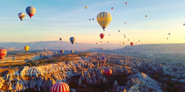 Hot air balloon, Hot air ballooning, Air sports, Balloon, Sky, Vehicle, Morning, Recreation, Aerostat, Landscape, 