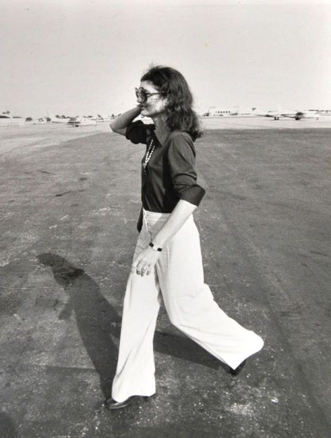 Jackie Kennedy arriveert op het vliegveld van West Palm Beach in 1973.
