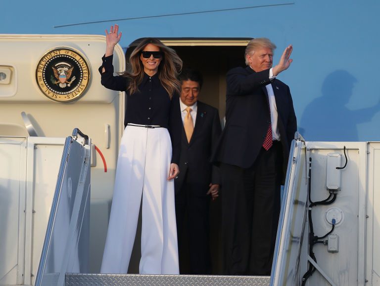 Melania Trump stapt uit vliegtuig op het vliegveld van Palm Beach in 2016.