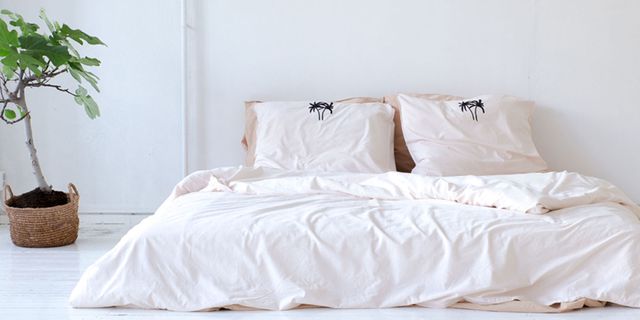 Bed sheet, Bedding, Bed, White, Furniture, Textile, Duvet cover, Bedroom, Bed frame, Duvet, 