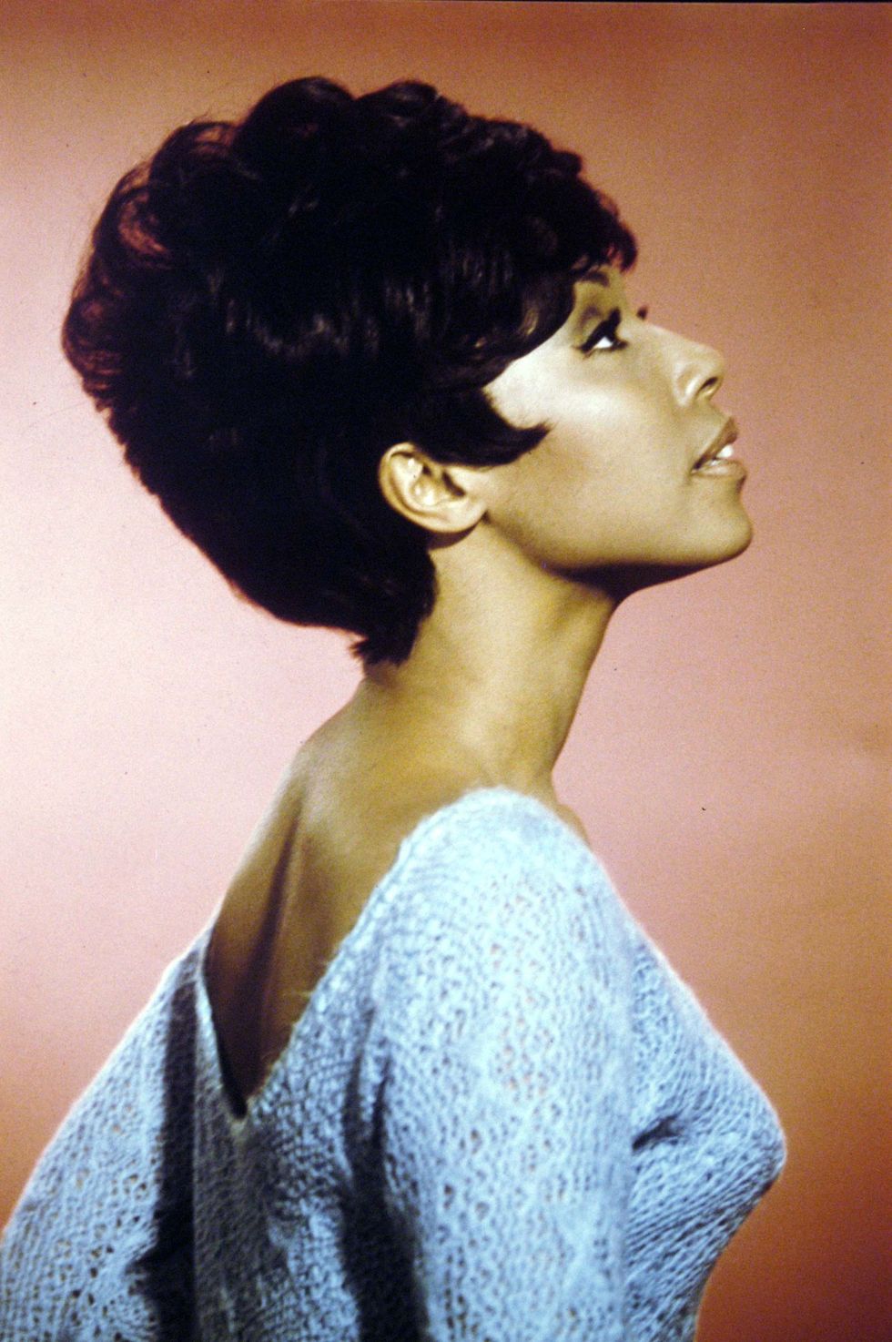 <p>Diahann Caroll hielp dit kapsel in 1969 een handje, toen ze er in&nbsp;<em data-redactor-tag="em">Julia&nbsp;</em><span class="redactor-invisible-space">mee verscheen –<span class="redactor-invisible-space">een rol die van haar de eerste zwarte actrice maakte met een eigen televisieshow.&nbsp;</span></span></p>