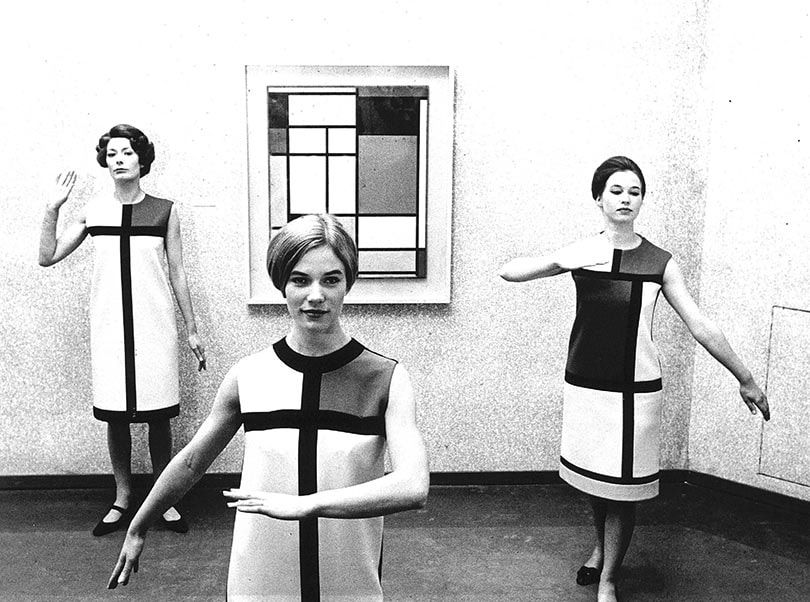 Drie medewerkers van het Nederlands Kostuummuseum in jurken van Yves Saint Laurent a/w 1965, in het Gemeentemuseum Den Haag (1966)