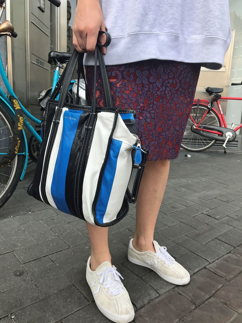 Street fashion, Blue, Leg, Snapshot, Fashion, Footwear, Shoe, Human leg, Electric blue, Bag, 