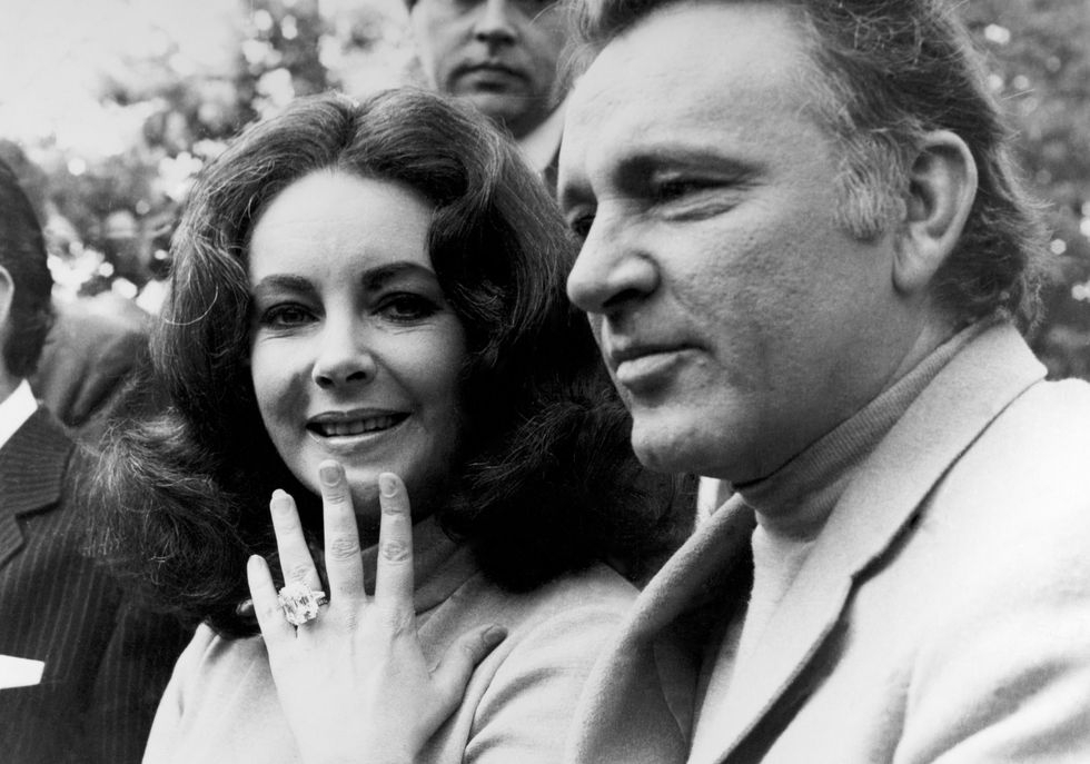 <p>Elizabeth Taylor speelde absoluut geen spelletjes als het aankwam op juwelen (of echtgenoten). In 1968 gaf Richard Burton haar een 33.19-karaats Asscher gesneden diamant die gemiddeld voor zo'n  8,8 miljoen dollar van de hand gaat. Geen&nbsp;wonder dat ze deze ring ongeveer haar hele leven heeft gedragen.&nbsp;<span data-redactor-tag="span" data-verified="redactor"></span></p>