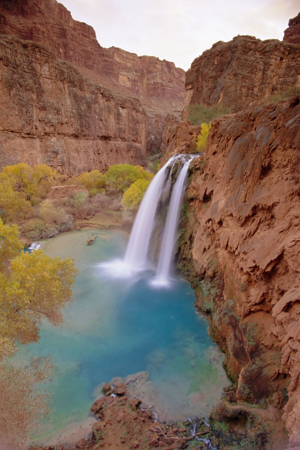 <p>Voordat je een duik kunt nemen in het blauwgroene water vlak bij het Grand Canyon National Park, moet je een wandeling van 15 kilometer maken, maar het is de trip meer dan waard.</p>