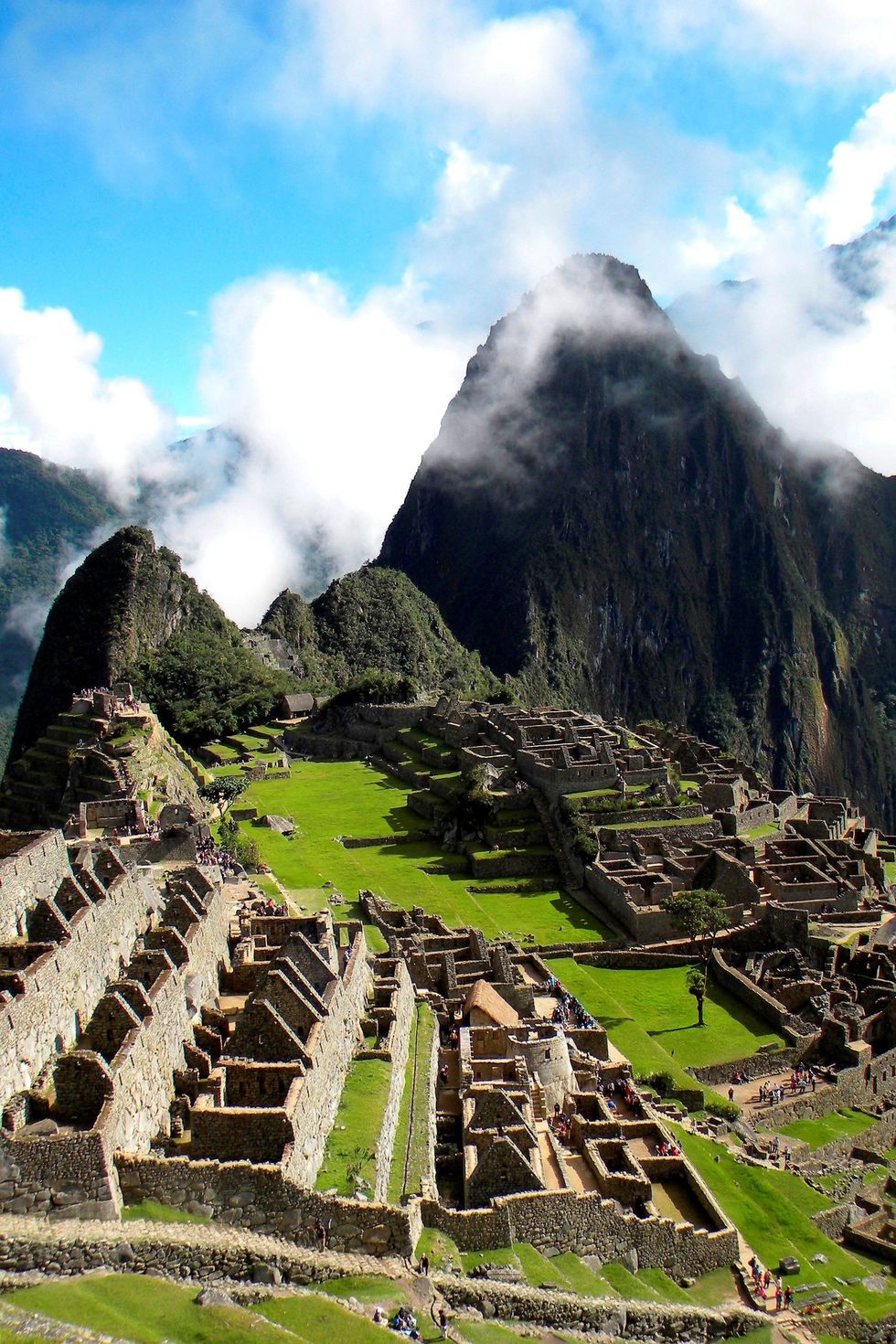 <p>De Machu Picchu staat op de Werelderfgoedlijst, en is een van de&nbsp;beroemdste plekken in Peru. De architectuur van de&nbsp;oude stad en het schitterend uitzicht van de omliggende bergen zijn adembenemend (maar dat kan natuurlijk ook komen omdat je op een hoogte&nbsp;2,4 kilometer&nbsp;bent).</p>