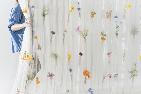 Draped Flower Curtain ontworpen door UMÉ Studio kan zelf worden met bloemen