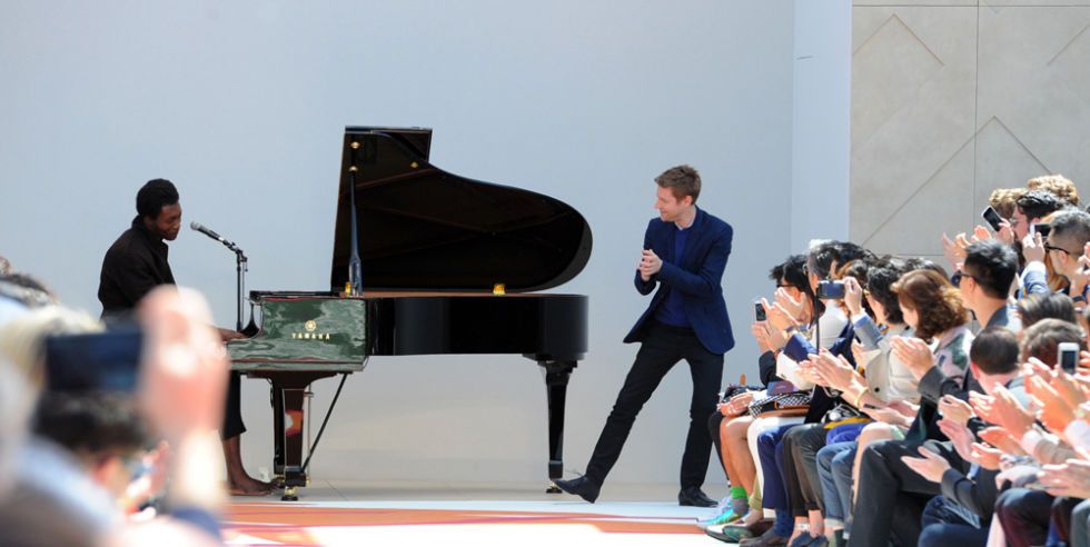 Recital, Piano, Pianist, Fashion, Event, Technology, Performance, Electronic device, Music, Musician, 