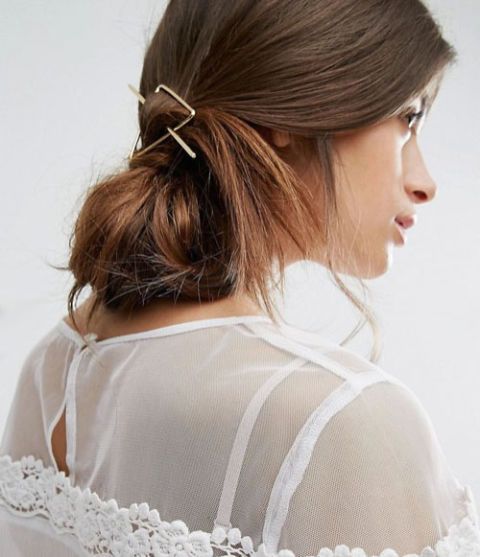 Hair, Hairstyle, Headpiece, Hair accessory, Shoulder, Bridal accessory, Fashion accessory, Forehead, Chignon, Brown hair, 